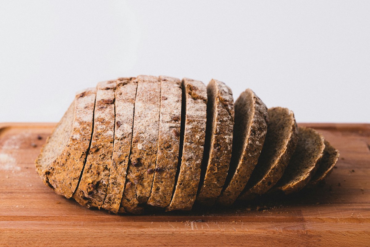 Pan artesanal recién horneado